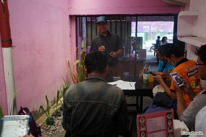 Bapak Agus Wahyudi sedang menginformasikan berbagai menu Warung Miago Pangsit Juwita (Dok.Pri)