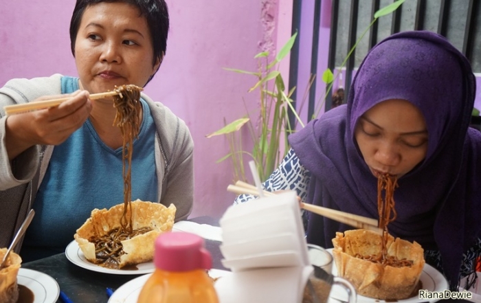Kompasianer Ita Yunita dan Arni Alisha sedang menikmati Miago Pangsit Juwita (Dok.Pri)