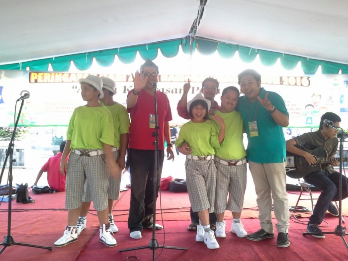 Sigit tidak pernah menyangka bisa mengantarkan anak-anak dengan down syndrome tampil di hadapan publik (foto dokumentasi Sigit Widodo)