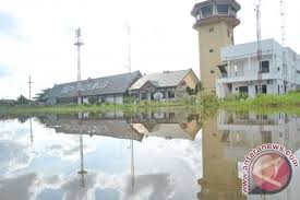 7. Selain Fasilitas Umum, Bandara Temindung Juga Terendam Banjir Tahunan Ini di Akhir Tahun 2016 I antara.news.com