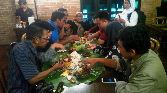 Nikmatnya sambil kembulan, semua bisa saling berbagi dengan rata. Dok pribadi