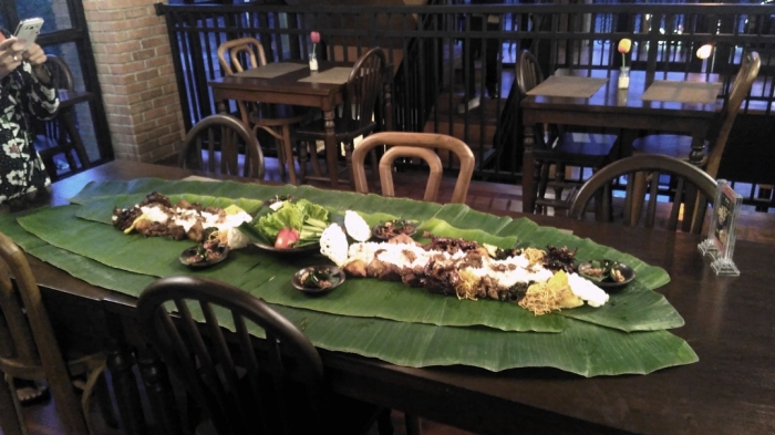 Sego mulhuk yang ditata nuansa tradisional denga beralaskan daun pisang dan lauk yang familiar bagi kita. Dok pribadi