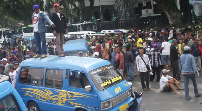 Supir angkot mogok beroperasi. sumber: rimanews.com