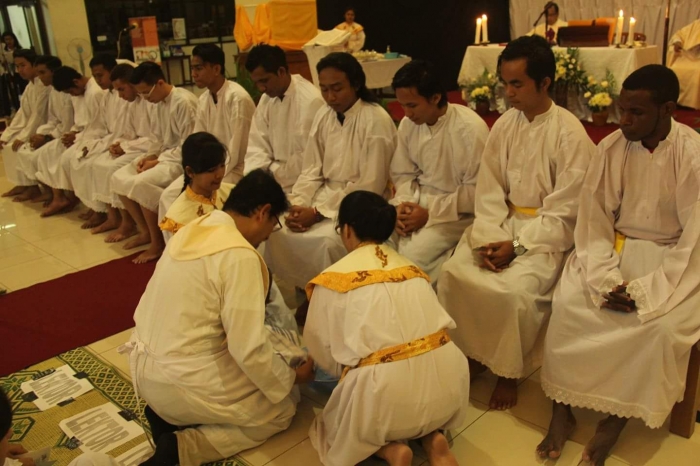 Romo Ardi saat pembasuhan kaki (Foto: Campus Ministry USD)