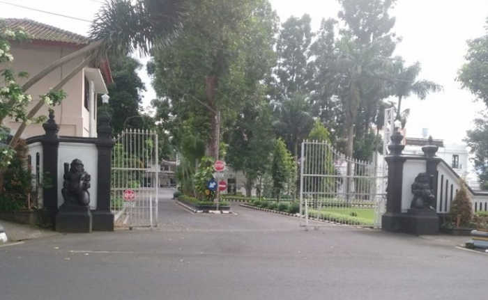 Gerbang menuju balaikota, lapor dulu blusukan kemudian (foto: dok pri)