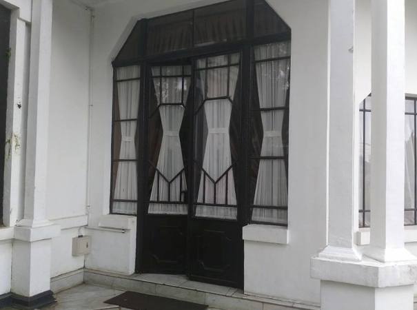 Pintu dan jendela depan dibalut kaca (foto: dok pri)