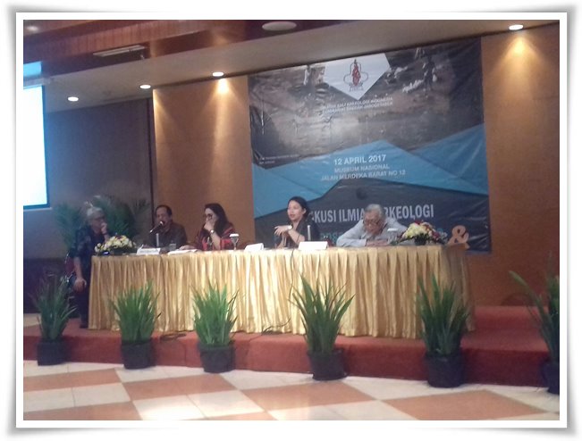 Dari kiri Sonny Wibisono (moderator), Berthold DH Sinaulan (penanggap), Inda Citraninda (pemakalah), Annissa M. Gultom (penanggap), dan Noerhadi Magetsari (pemakalah)/Dok. Djulianto Susantio
