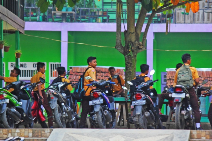 Parkir sekolah penuh denhan kendaran para siswa yang belum tentu memiliki surat ijin mengemudi (Dokumentasi Pribadi).