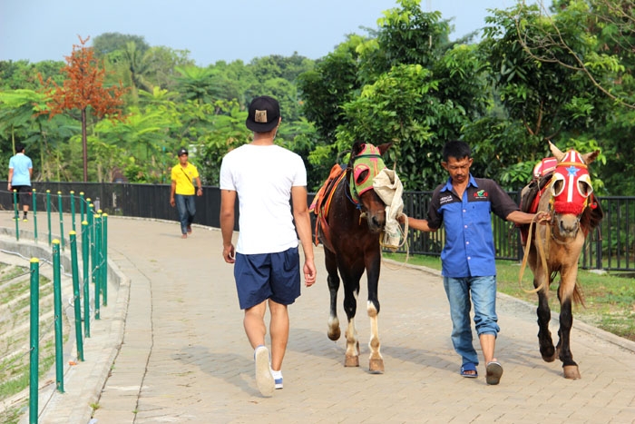 Lintasan jogging track menyusuri sekeliling Tandon Ciater. (Foto: Gapey Sandy)