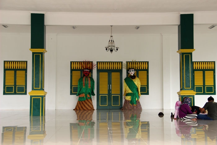 Pengunjung bisa rehat di Rumah Blandongan. (Foto: Gapey Sandy)