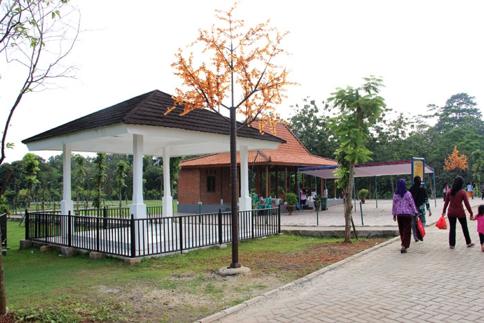 Dilengkapi fasilitas pendopo, rumah blandongan, camping ground Pramuka dan sebagainya. (Foto: Gapey Sandy)