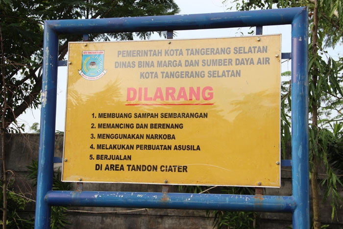 Himbauan tidak membuang sampah sembarangan kurang diindahkan pengunjung. (Foto: Gapey Sandy)
