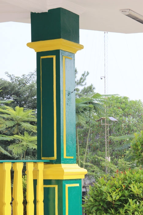 Lampu hias di tiang Rumah Blandongan ini malah sudah tidak ada lagi. (Foto: Gapey Sandy)