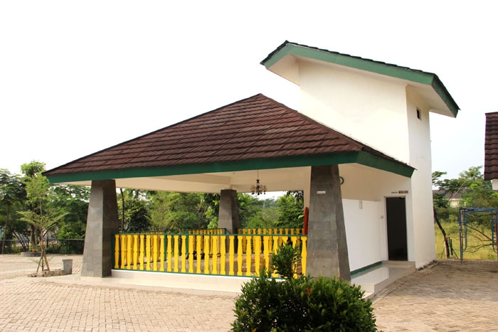 Inilah mushola. Mushola, toilet umum dan kantin tersedia di Tandon Ciater. (Foto: Gapey Sandy)