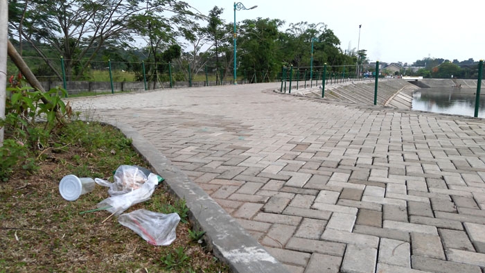 Sampah bertebaran. Sebaiknya perbanyak tempat sampah di Tandon Ciater. (Foto: Gapey Sandy)