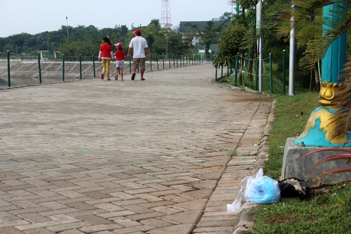 Kesadaran warga buang sampah pada tempatnya masih memprihatinkan di Tandon Ciater. (Foto: Gapey Sandy)