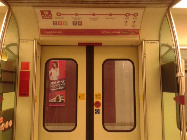 Pintu masuk pada KLIA Transit dengan rute perjalanan terlihat pada bagian atas. (foto pribadi)