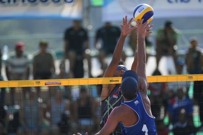 Ade Candra dan Raoufi (Iran) saling berebut bola| Sumber: twitter @avcvolley