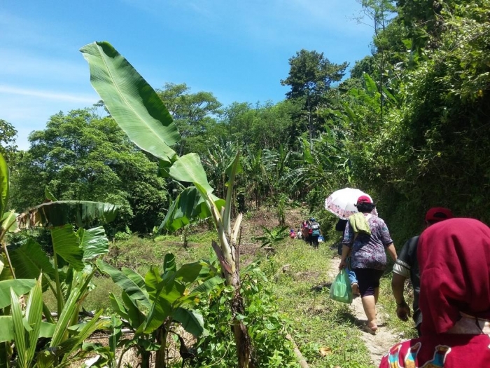 Jalan Kaki Menyebrangi Perbukitan | foto dok. pribadi