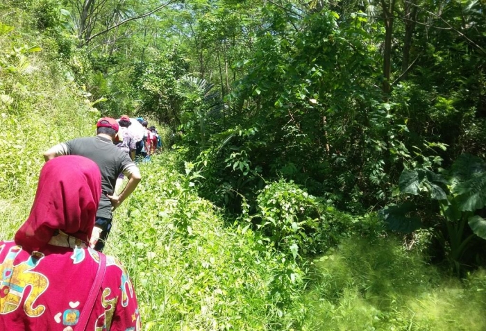 Melalui jalan yang tertutup semak | foto dok pribadi