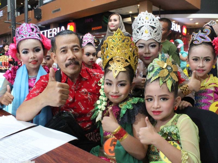 Foto 2: Keakraban Pak Surya (pelatih) dan anggota Getar Pakuan