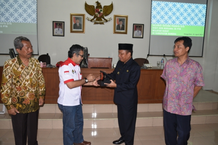 Bupati Bangka serahkan cinderamata kepada perwakilan PTN (Dok.Humas Bangka)
