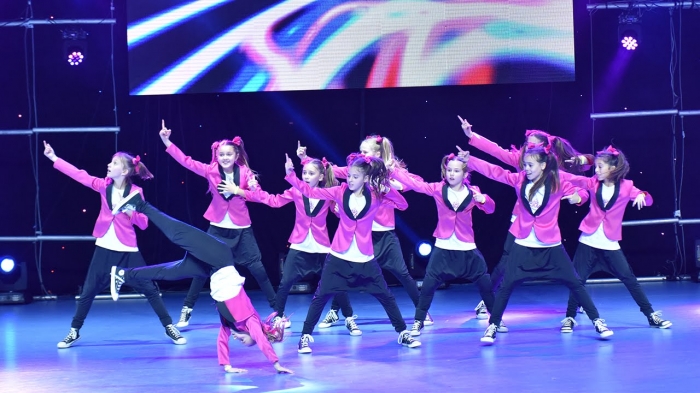 Ilustrasi Dance Group (sumber Youtube.com)