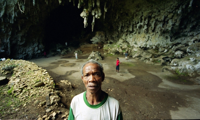 Gua tempat dimana fosil manusia kerdil Flores ditemukan. Photo: Sean Smith