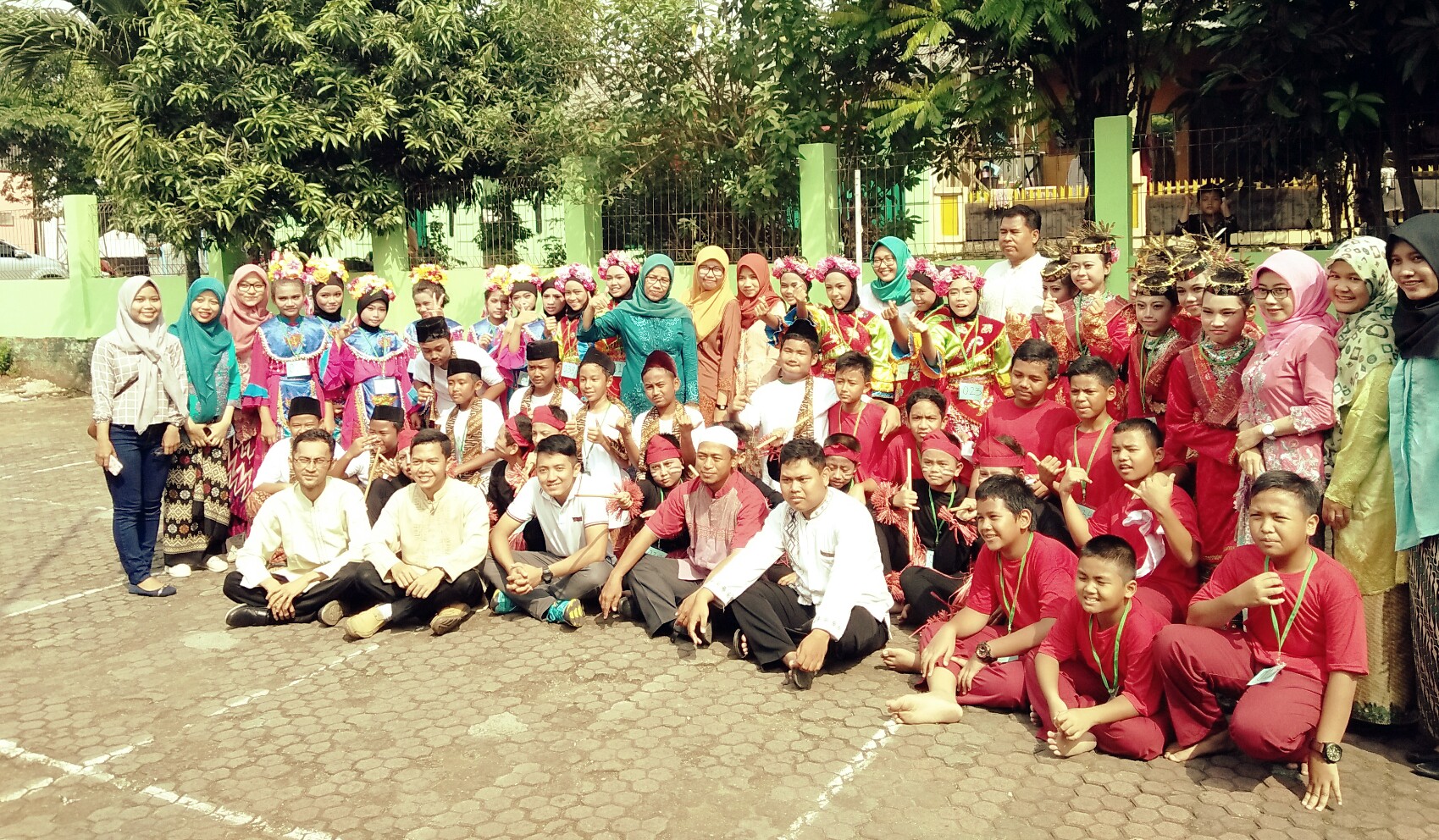 Bersama Bapak dan Ibu guru| Dokumentasi pribadi