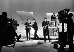 The Beatles pada Ed Sullivan Show (1964) ; www.1stdibs.com