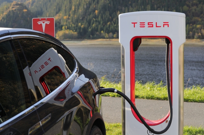 Perusahaan Mobil Tesla pernah hampir gulung tikar, namun bangkit kembali dan berkali-kali lipat lebih sukses setelah memproduksi Mobil Listrik. Sumber gambar: www.popsci.com
