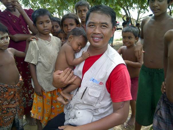 Eko bersama anak-anak korban perang saudara di lokasi pengungsian SittWey, Myanmar (2013)