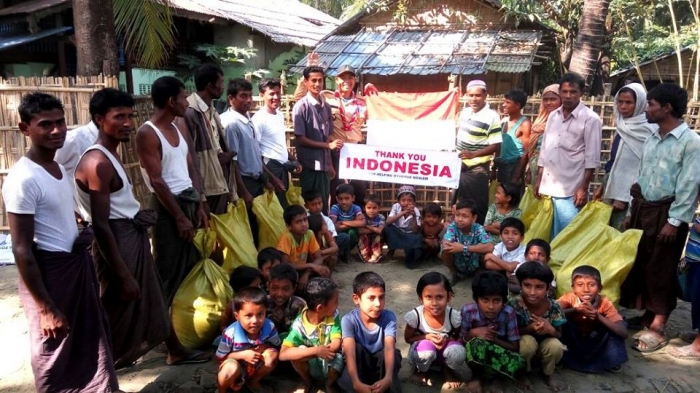 Berpakaian Pramuka bersama pengungsi muslim Myanmar (2016).