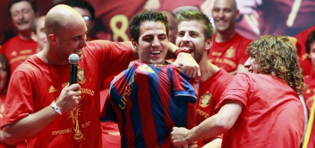 http://metro.co.uk/2010/07/13/arsenals-smiling-cesc-fabregas-wears-barcelona-shirt-at-world-cup-party-445693/