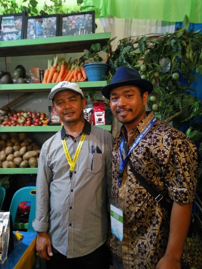 Gambar 5, Selain dekat dengan para penyuluh, Riega juga akrab dengan Kepala Dinas Pertanian Aceh Tengah, drh. Rahmandi, M Si (Doc. FMT)