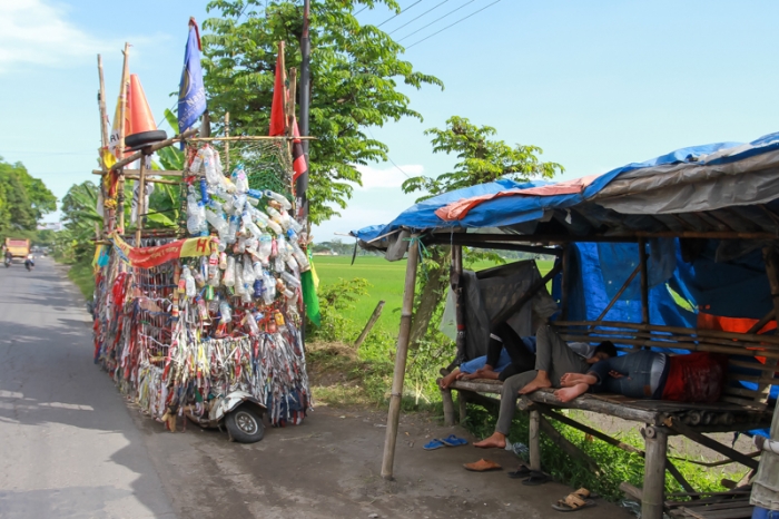 botol-botol bekas milik komunitas vespa yang sedang keletihan tidur di gubuk daerah Tembayat (dokumentasi pribadi)