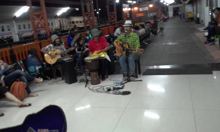 Suguhan hiburan musik di stasiun Kota Malang/Dok. Pribadi