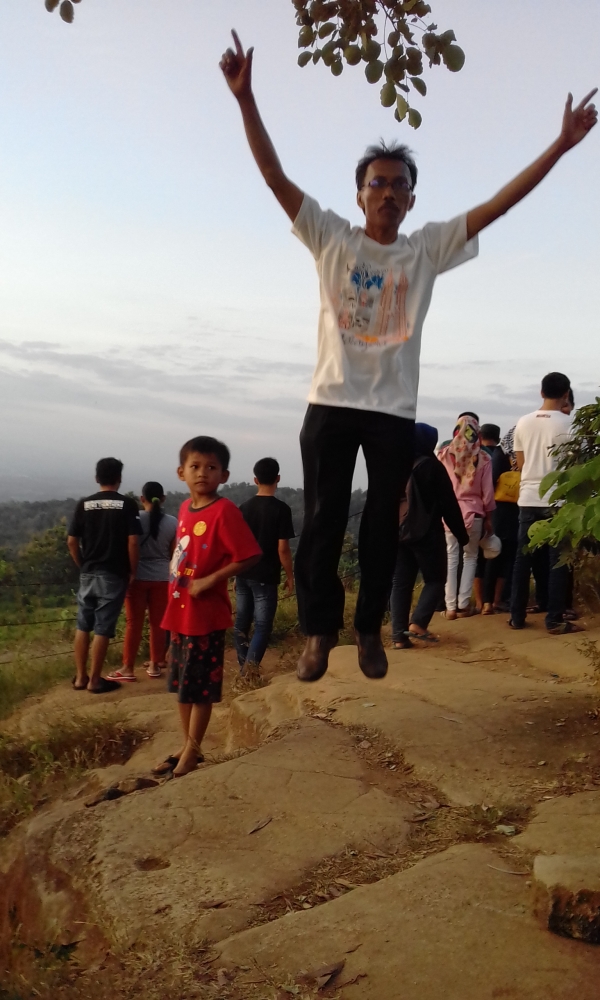 Merasakan sensasi di bawah Tebing Breksi/Dok. Pribadi
