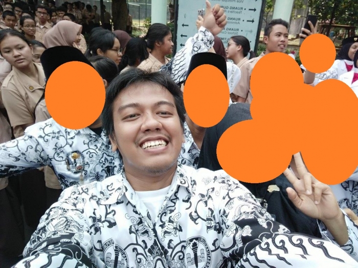 Bersama rekan guru berfoto sehabis upacara peringatan Hari Guru