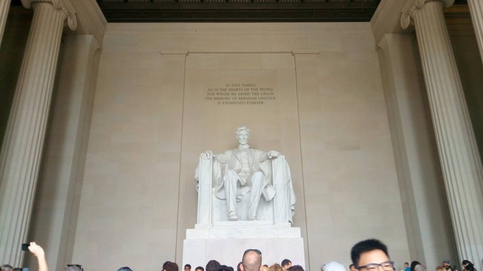 Patung Abraham Lincoln di Memorial Abraham Lincoln. Ia tepat menatap ke arah Monumen Washington dan Gedung Putih.