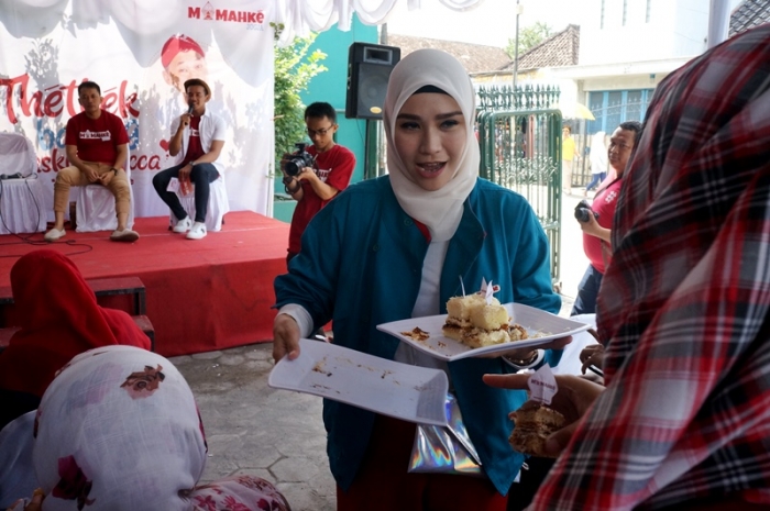 Zaskia bagi-bagi cake mamahke (Dokumentasi Pribadi)