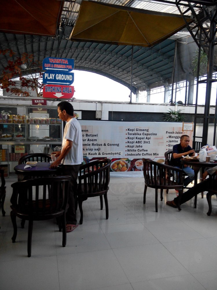 Ngupi dulu sambil maem roti (dokpri)