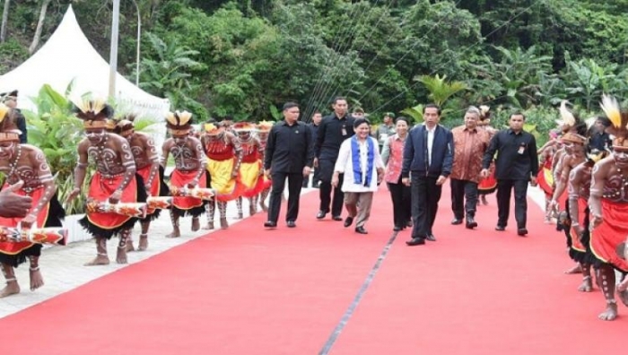 Presiden RI Joko Widodo mengunjungi Kabupaten Yahukimo, Papua, Selasa (18/10/2016). Kunjungan ini dalam rangka peresmian Bandara Nop Goliat Dekai, serta penetapan satu harga BBM untuk Papua.