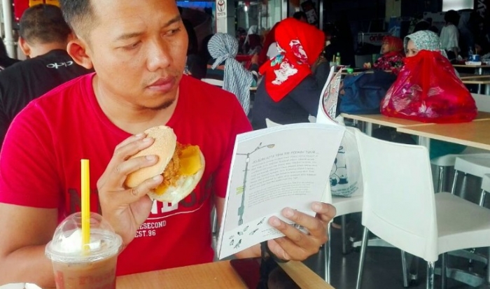 Mencicipi Kelezatan KFC Zuper Krunch (Sumber: Dokpri)