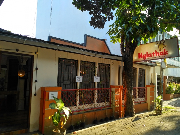 Warung sate Nglathak mungil di Gang Seruni, Yogyakarta - Foto: @angtekkhun