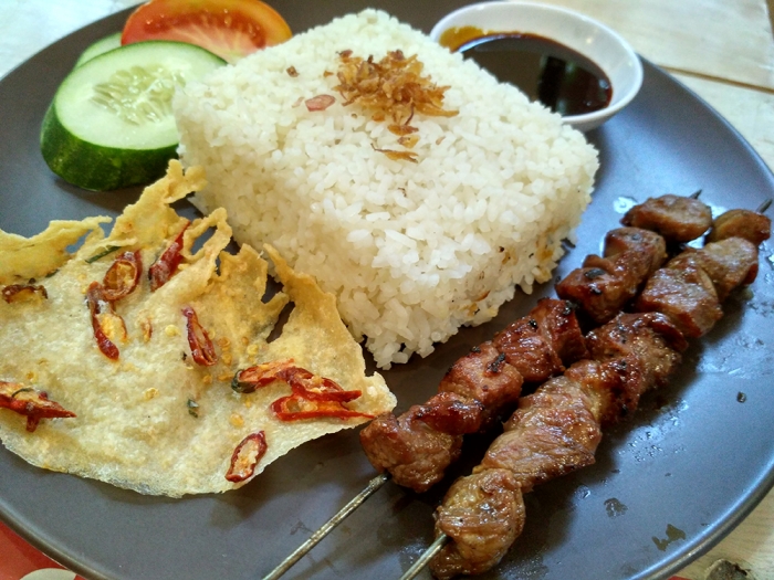 Sate Klatak manis plus rempeyek pedas - Foto: @angtekkhun