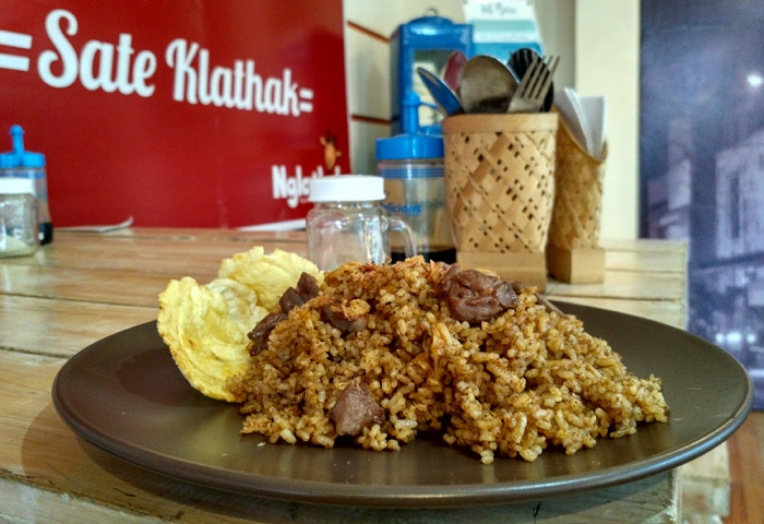 Nasi goreng a la Nglathak dengan pilihan daging kambing dan ayam - Foto: @angtekkhun