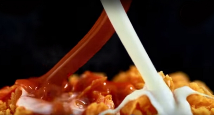 Saus patriotik merah-putih a la Zuper Krunch (Image: Youtube KFC)