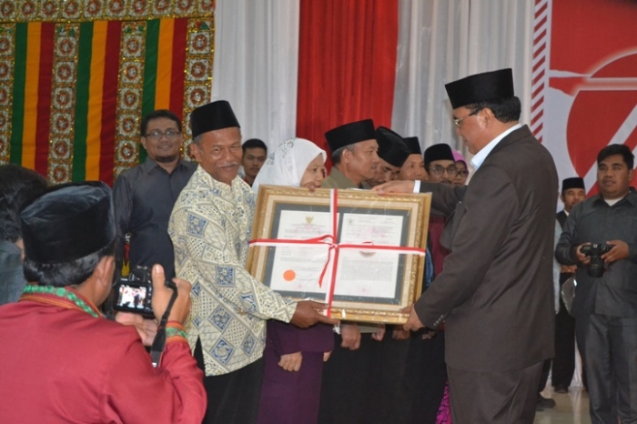 Gambar 2, Wiknyo menerima sertifikan Indikasi Geografis (IG) Jeruk Keprok Gayo (Doc. FMT)