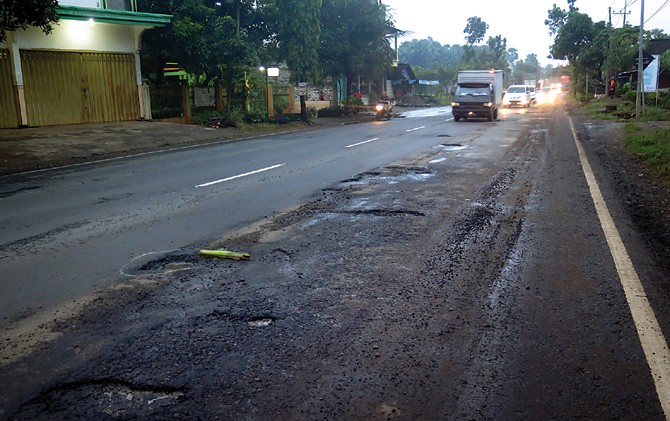 Jalan Berlubang Di daerah Jawa Timur | sumber: jawapos.com